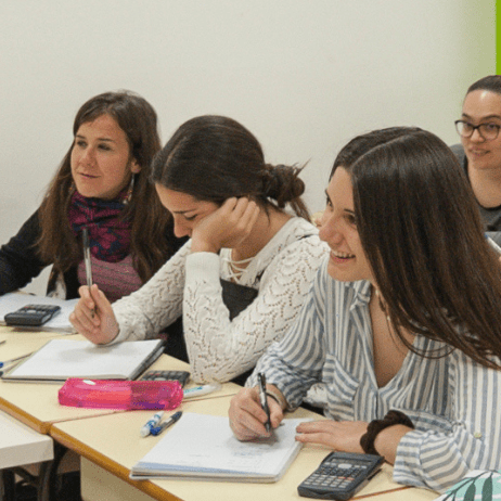 Alumnas en clase
